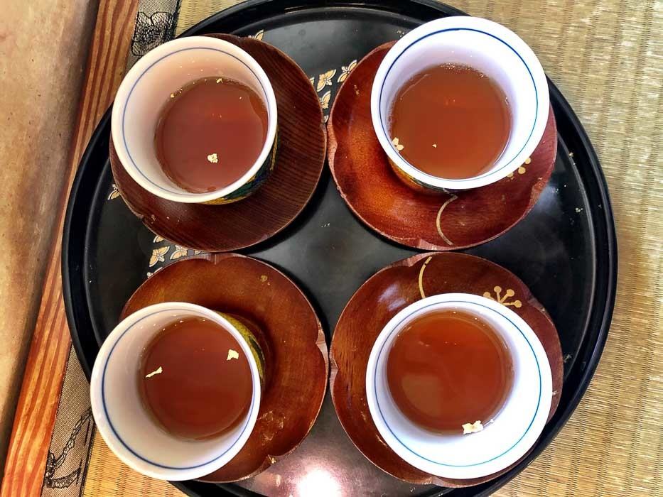 17 Best Things to do in Kanazawa You're Going to Love 8 japan_kanazawa_gold-leaf-tea