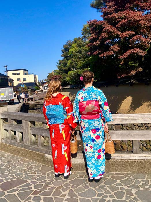 17 Best Things to do in Kanazawa You're Going to Love 31 japan_kanazawa_kimono-ladies