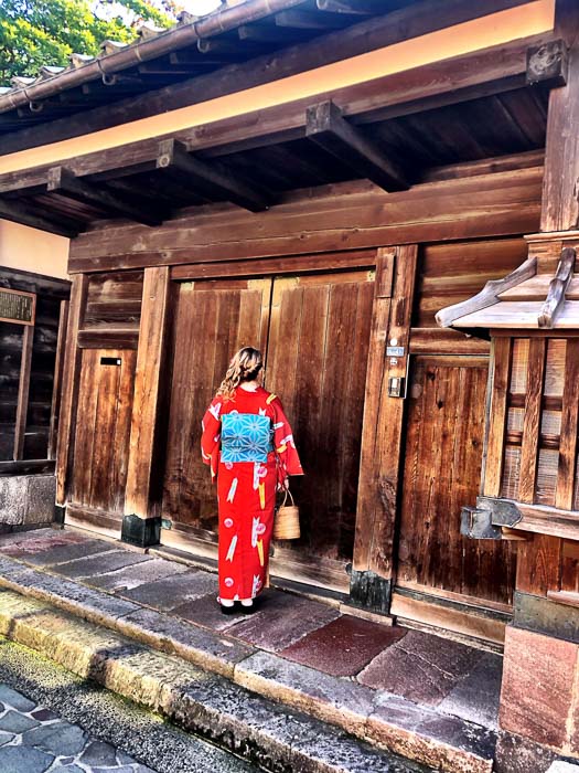 170 Bucket List Ideas for Travel Lovers to do before they Die 144 japan_kanazawa_kimono-lady-geisha-door