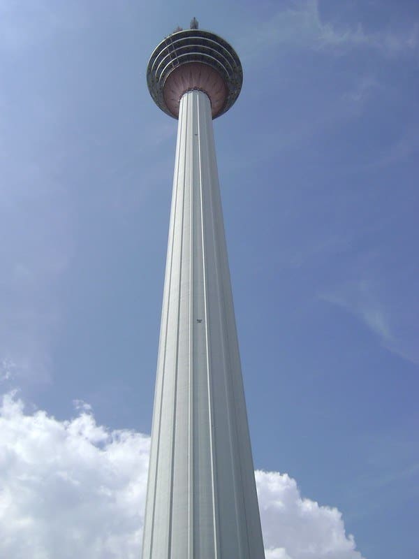 KL Tower, como visto a partir da base