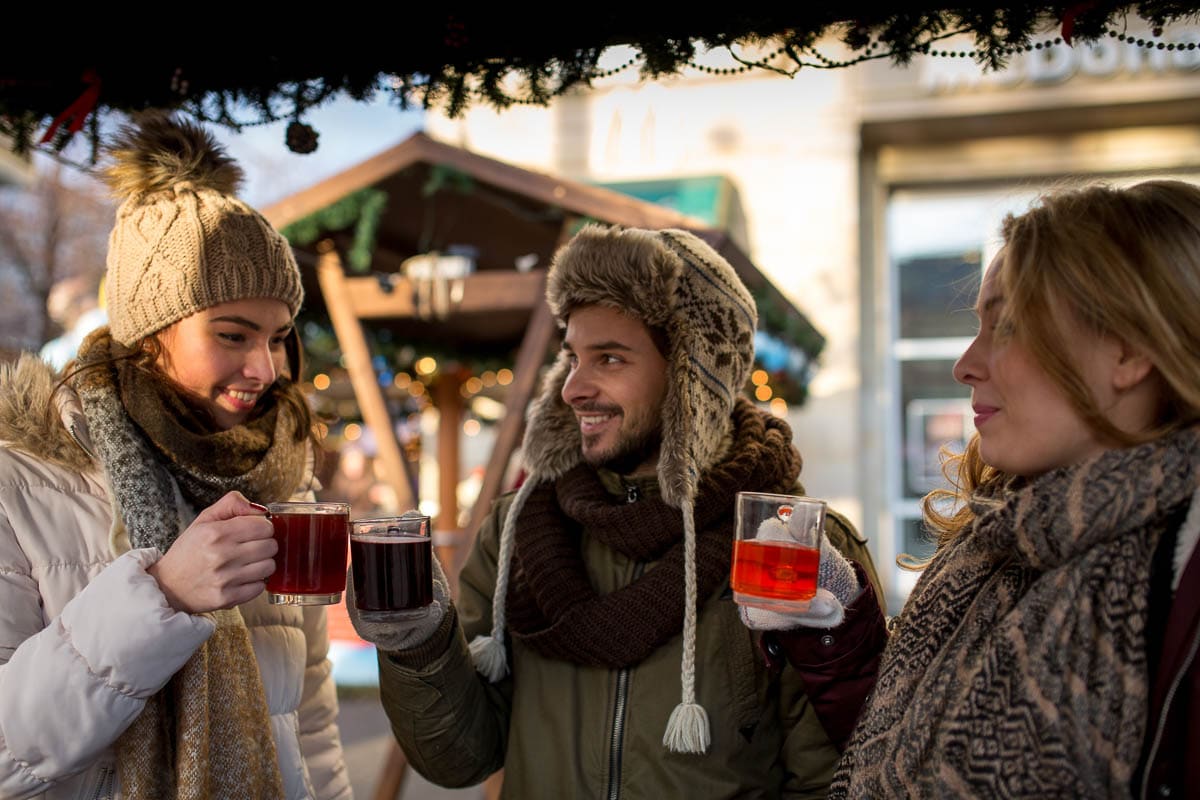 Ultimate Singles Ski Holiday Guide 7 3 people in warm weather gear toasting with drinks
