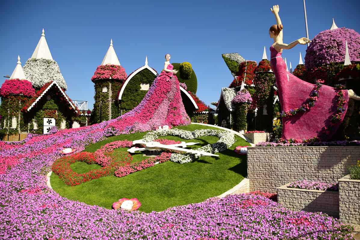3 Day Dubai Itinerary for First Time Visitors 37 dubai miracel garden ladies in pink