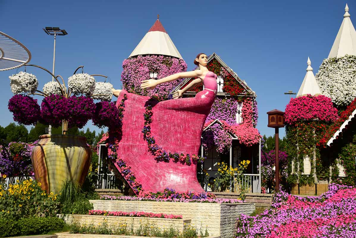 3 Day Dubai Itinerary for First Time Visitors 36 dubai miracle garden lady in pink