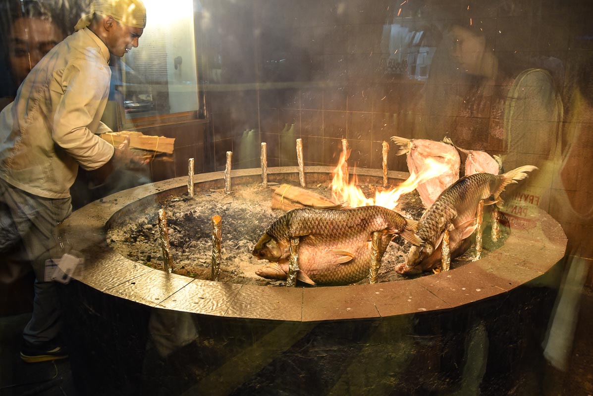 3 Day Dubai Itinerary for First Time Visitors 23 large fire with large fish and man attending to them