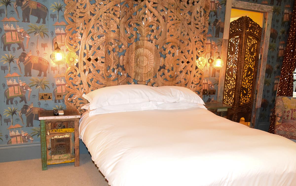 14 Fantastic Things to do in Notting Hill 38 Notting Hill London Portobello Hotel bedroom with wallpaper