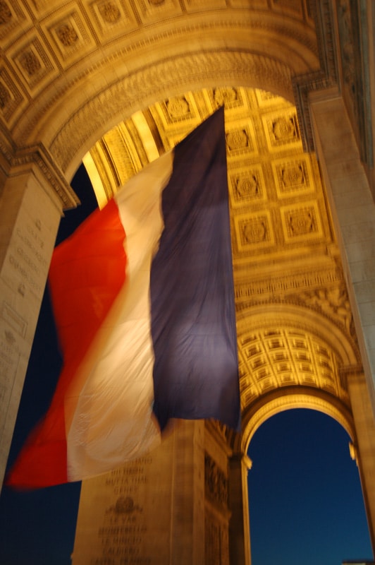 french flag under the arc de triomphe