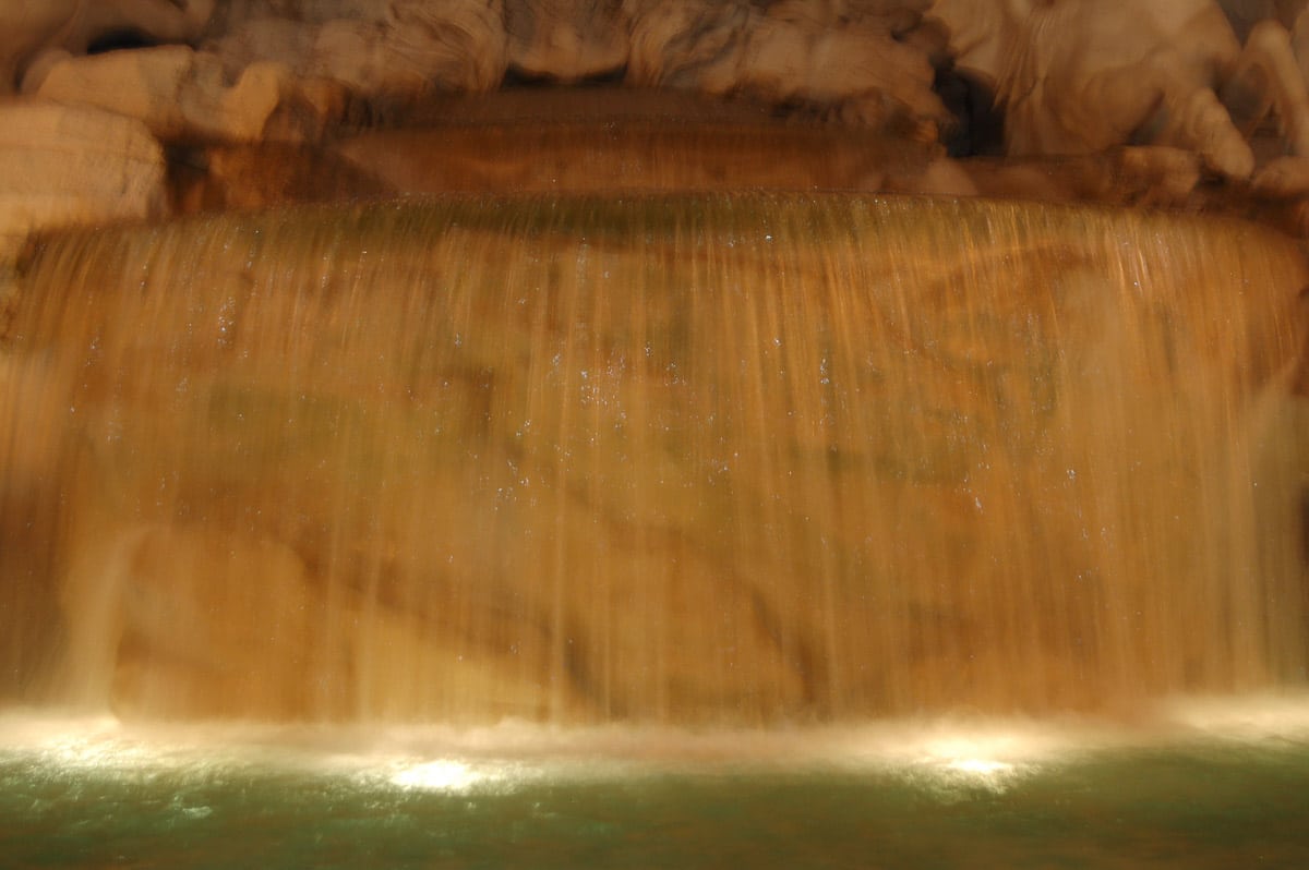 Wasser fließt im Trevi-Brunnen