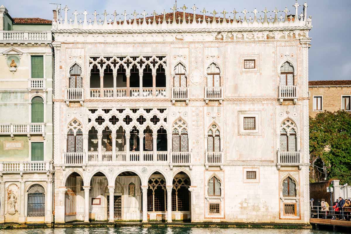 Fassade des Ca 'd'Oro-Palastes im gotischen Stil vom Canal Grande in Venedig, Italien aus gesehen