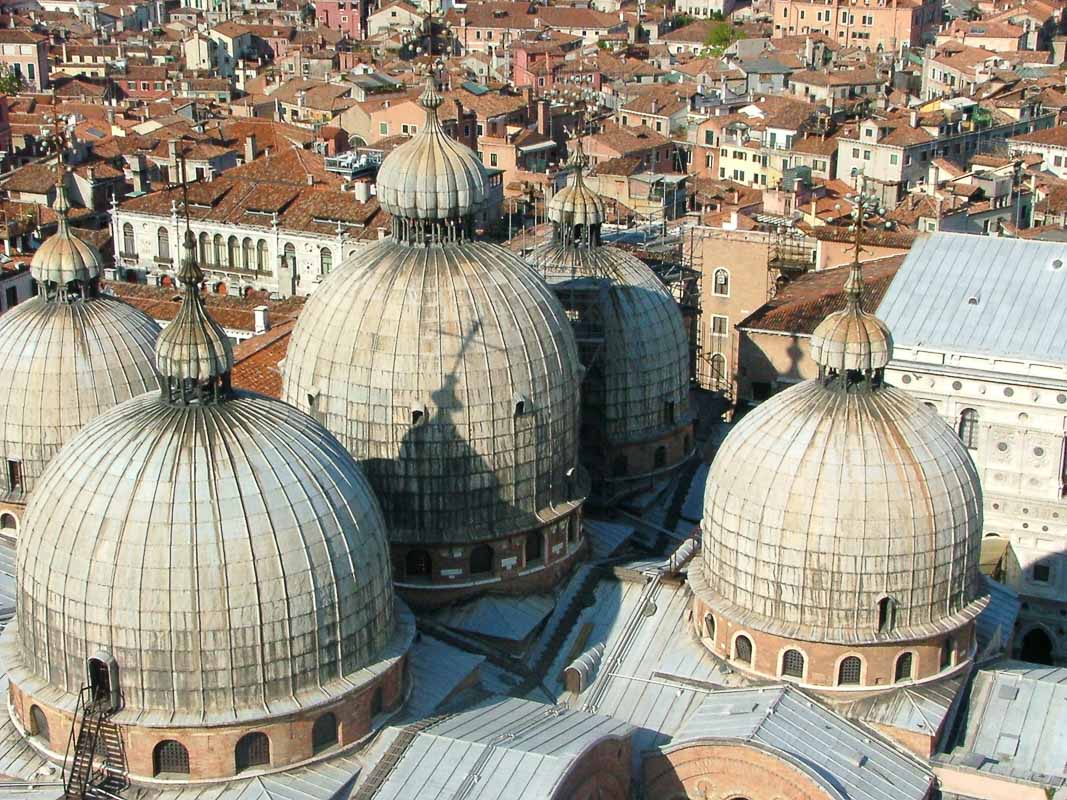 hustak och kupoler i Venedig