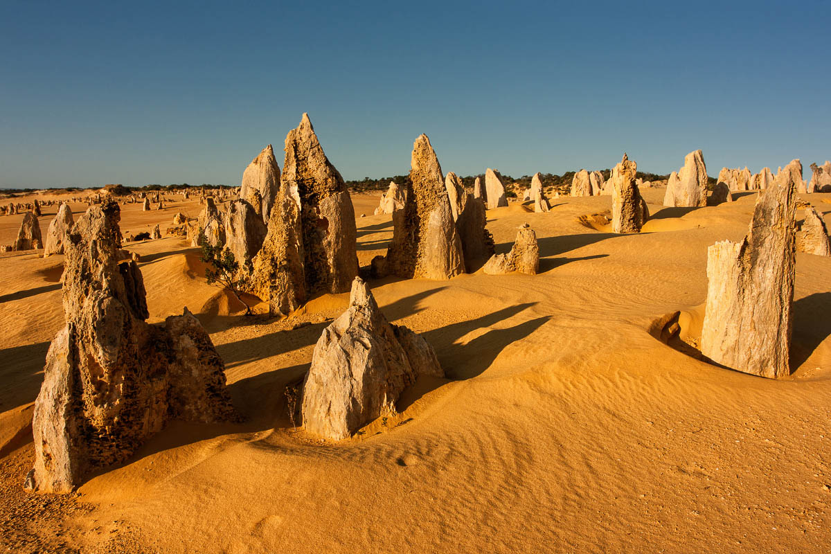 27 Spectacular Australian Landmarks You'll Want to See 43 The Pinnacles West Australia