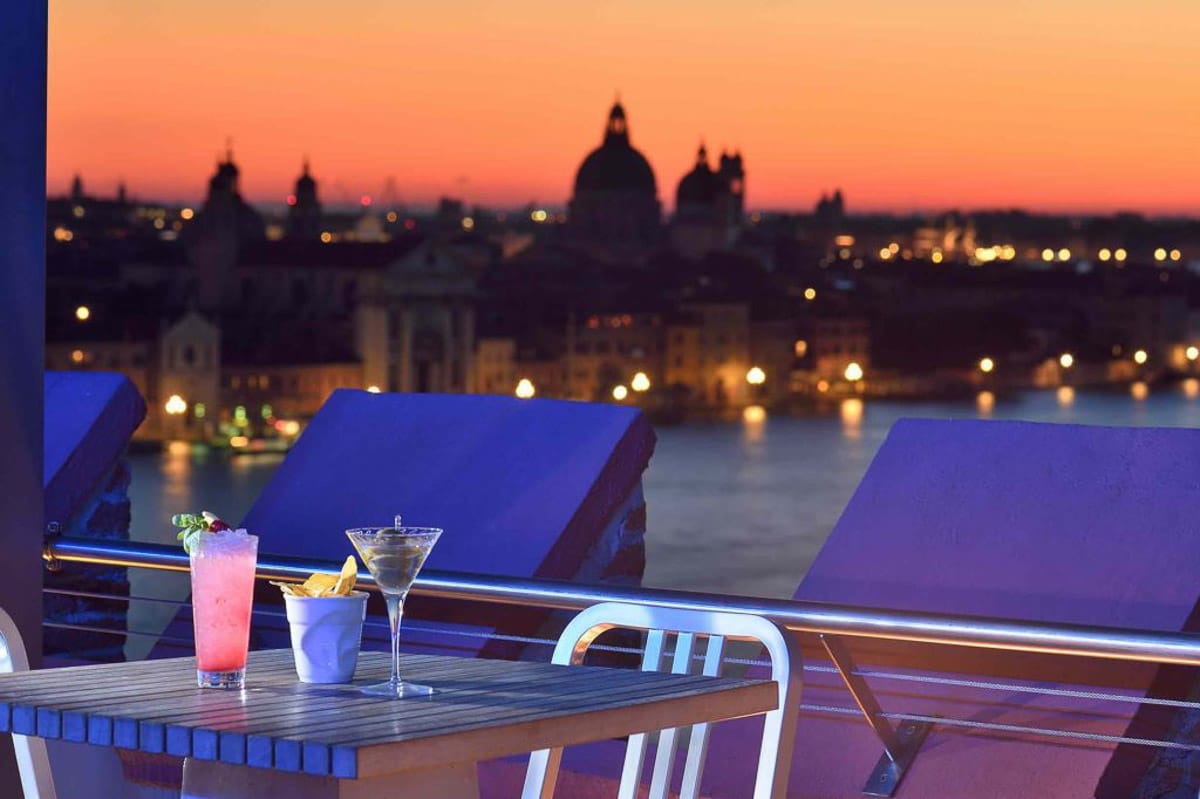 11 Places to see the Venice Sunset (2022) You Won't Want to Miss 8 View_Skyline_rooftop_venice_bar_hilton