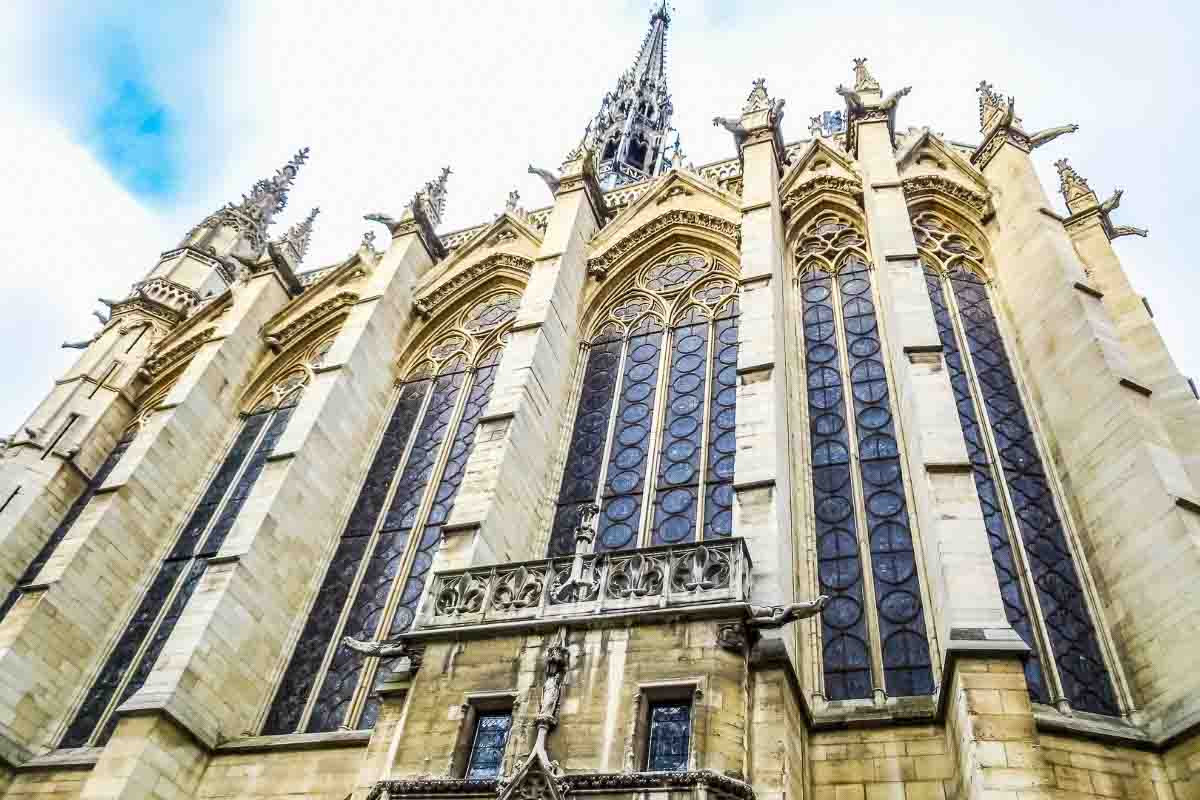 25 Famous Paris Monuments Not to Miss (2022) 34 saint chapelle exterior paris