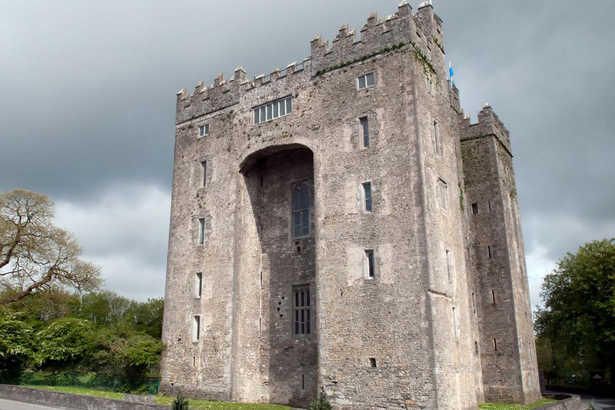 35 Famous Ireland Landmarks You'll Want to Visit in 2022 38 Bunratty Castle