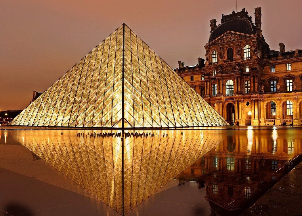 louvre-museum-at-night
