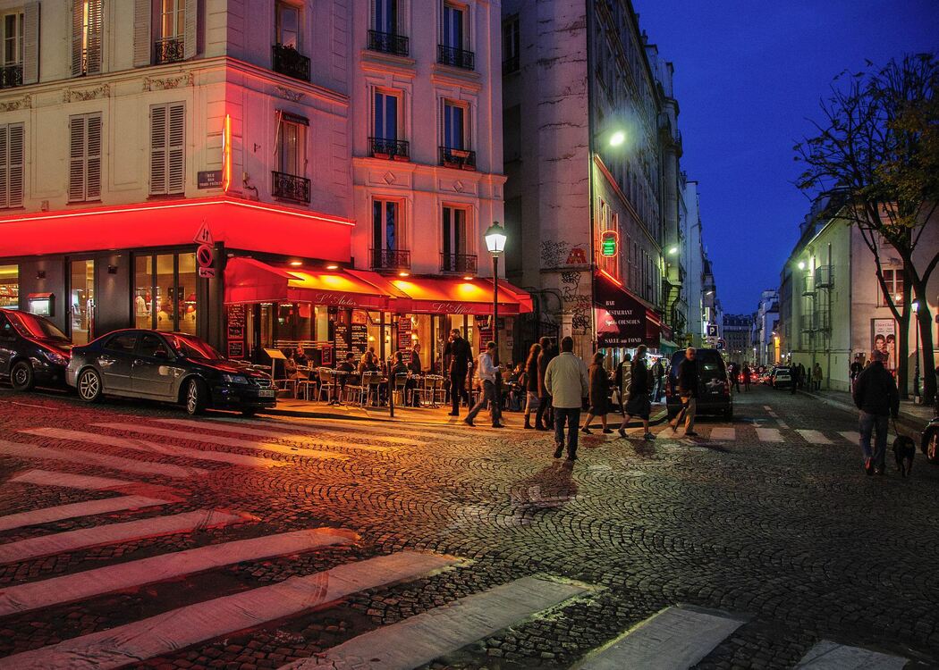 montmartre-street-at-night