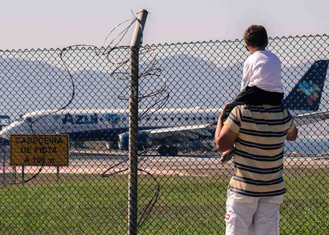 family-airport-plane