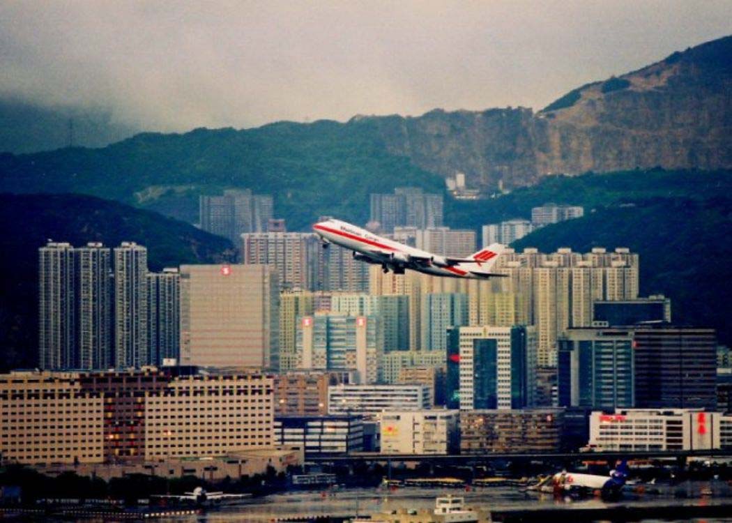 29 Most Dangerous Airports in the World (2023) You Need to Know About 21 kai-tak-plane