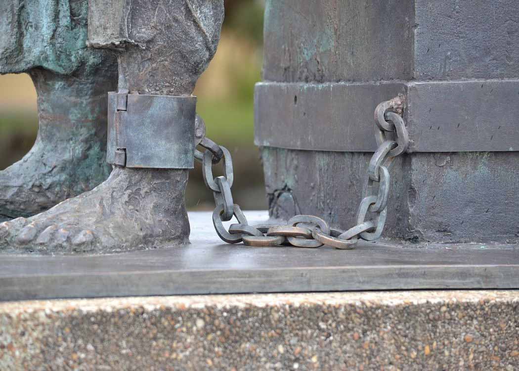 statue-chain
